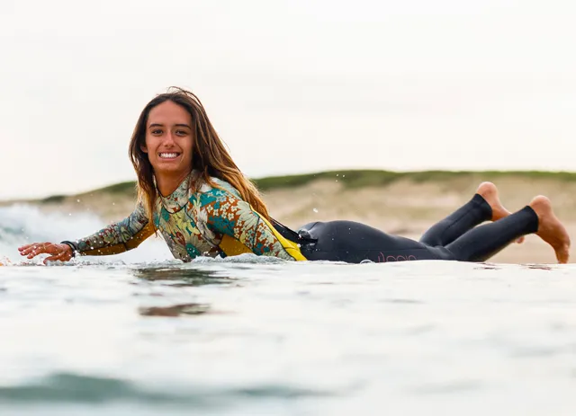 Chica con neopreno de surf largo Sisstrevolution